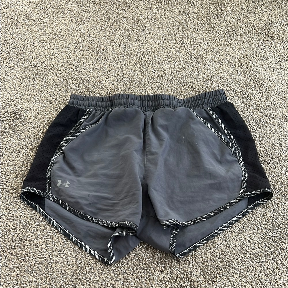 Under Armour Gray and Black Athletic Shorts Lightweight Elastic Waist